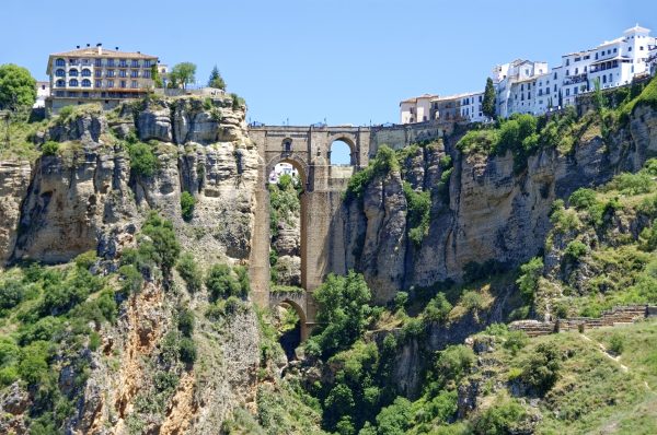 Feriados de 2024 – Calendário para tirar férias e aproveitar as pontes e  fins de semana prolongado do próximo ano 📅 - De Férias - Dicas, Guias e  Viagens Baratas